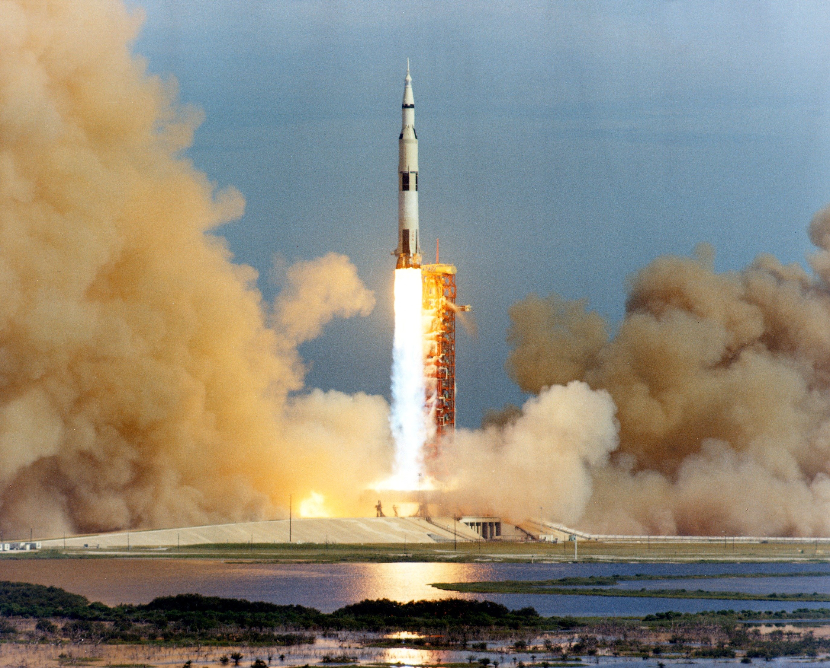 Apollo_15_launch_medium_distance.jpg