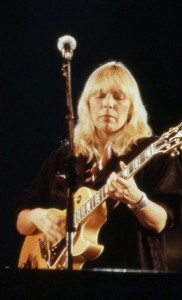 Joni Mitchell, performing in 2004