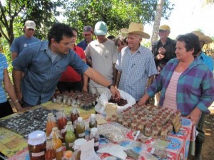 2010 - Islands - HHumberto Ríos Labrada and farmers at seed diversity fair. Photo: Will Parrinello