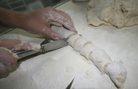 Cutting rolled ropes of gnocchi