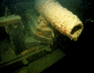 A carronade is a short barrel gun that has a very powerful bunch at close range, the opposite characteristics of the long gun cannon.